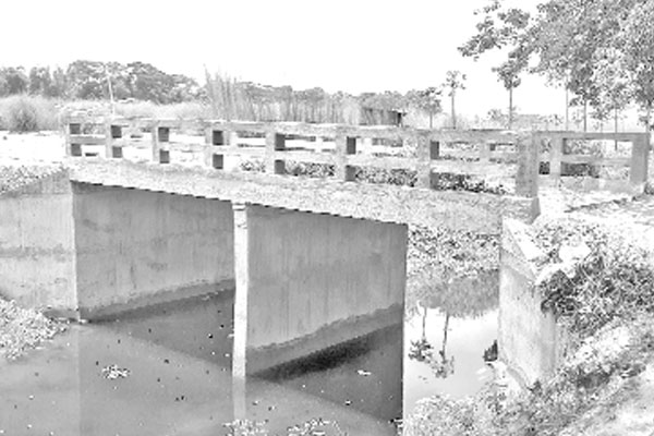 মাঠের মাঝখানে নিঃসঙ্গ সেতু