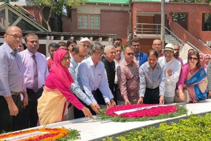 বঙ্গবন্ধুর সমাধিতে বশেমুরবি উপাচার্যের শ্রদ্ধা