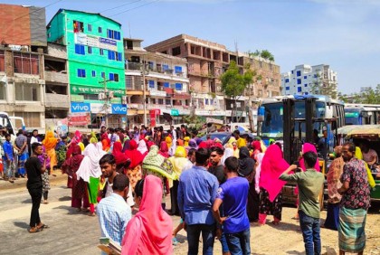 বকেয়া বেতনের দাবিতে শ্রমিকদের মহাসড়ক অবরোধ