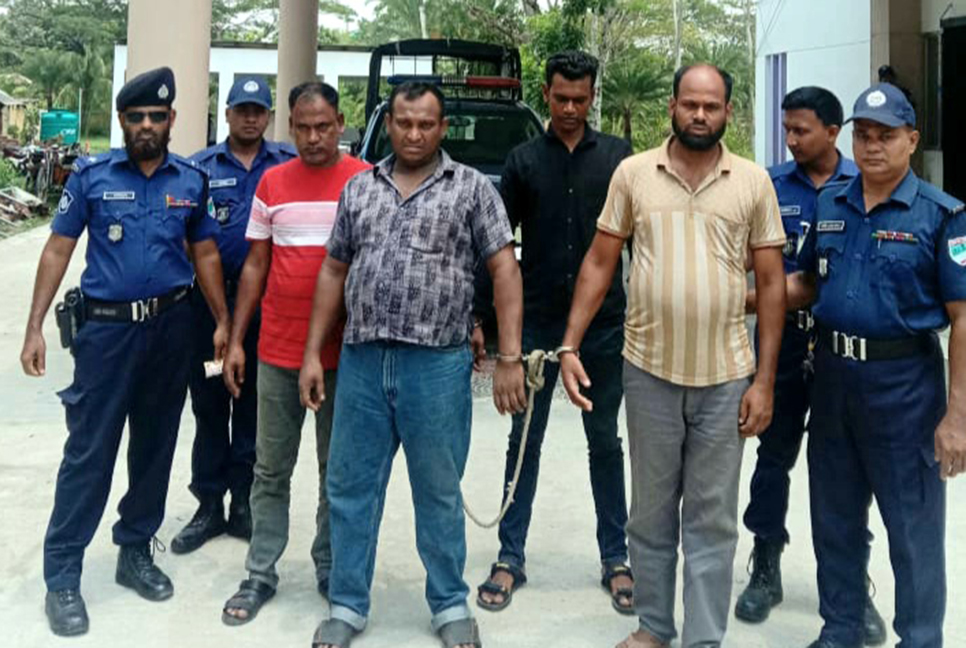 বাগেরহাটে তক্ষকসহ আটক ৪