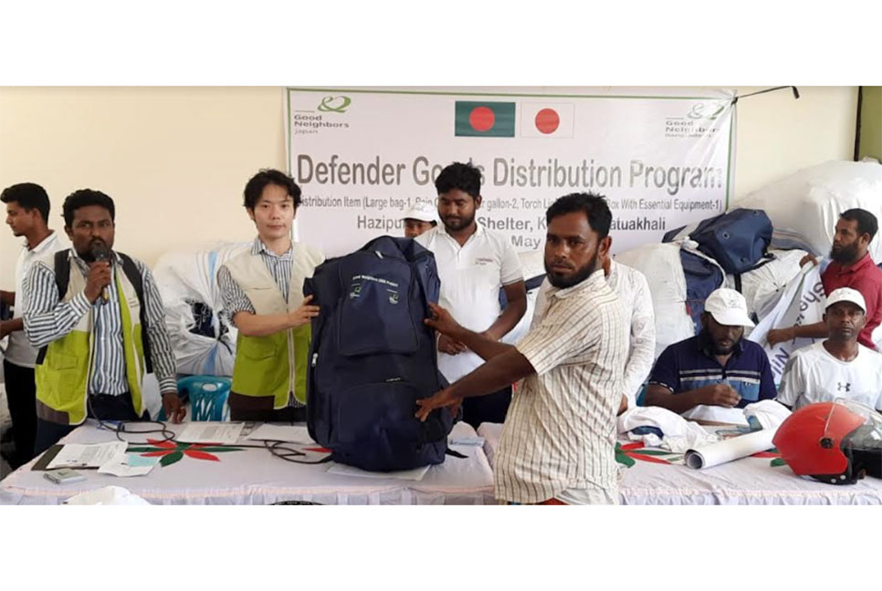 কলাপাড়ায় দুর্যোগকালীন সময়ের প্রয়োজনীয় সরঞ্জাম বিতরণ