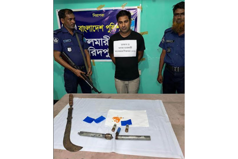 বোয়ালমারীতে ৮ মামলার আসামি অস্ত্রসহ গ্রেফতার