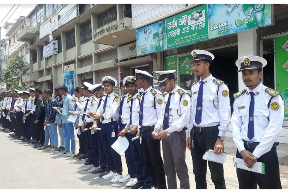 বাগেরহাটে ডিপ্লোমা প্রকৌশলীদের 
মানববন্ধন