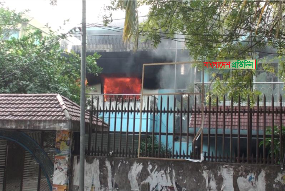 নরসিংদী জেলা বিএনপির কার্যালয় ও খায়রুল কবিরের বাড়িতে আগুন

