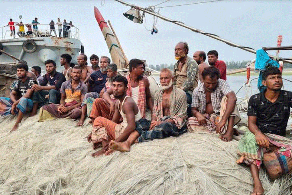 সাগরে ১৩ দিন ভাসতে থাকা ২১ জেলে জীবিত উদ্ধার
