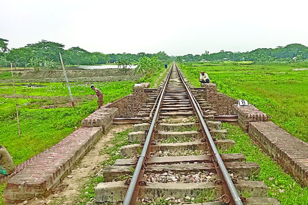 রেলসেতুতে কাঠের ওপরে বাঁশ!