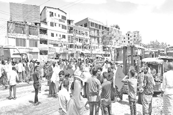 বকেয়া বেতন দাবিতে মহাসড়ক অবরোধ