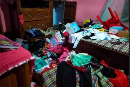 গৃহবধূর মাথায় পিস্তল ঠেকিয়ে ডাকাতির অভিযোগ