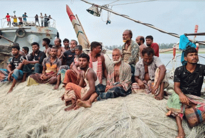 সাগরে ১৩ দিন ভাসতে থাকা ২১ জেলে জীবিত উদ্ধার