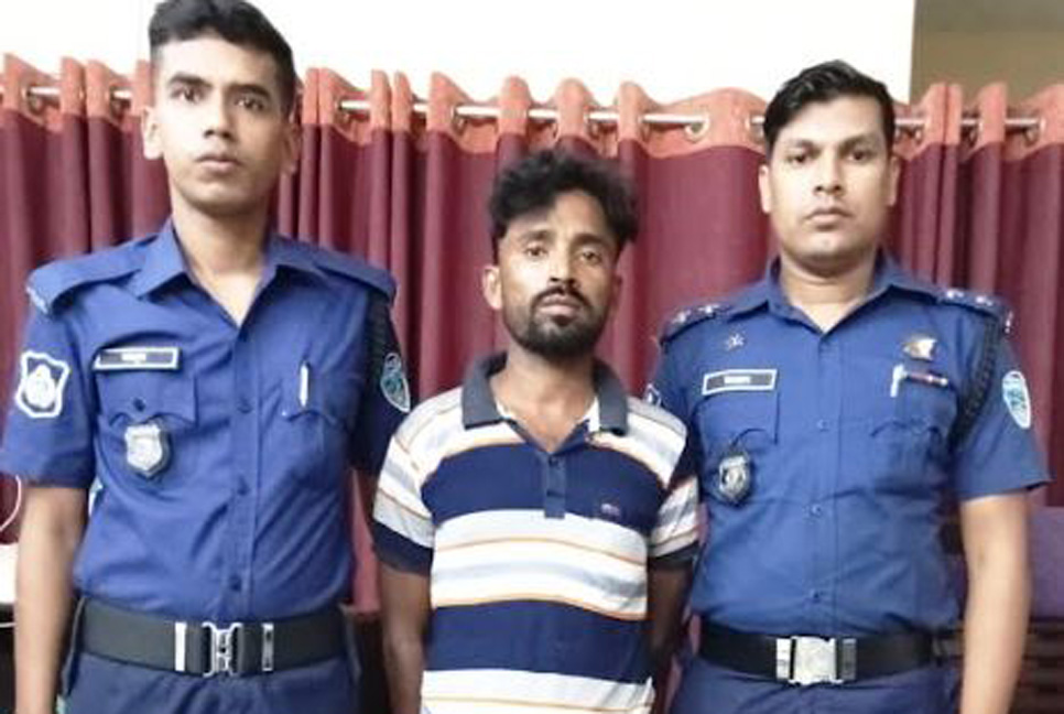মহেশখালীতে অস্ত্রসহ ডাকাত গ্রেফতার