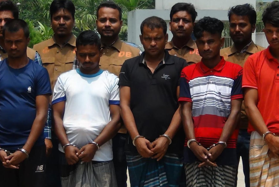 চোরচক্রের ৫ সদস্য গ্রেফতার, সাতটি গরু উদ্ধার 
