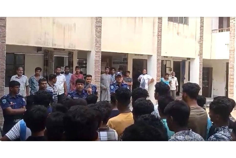 ঝিনাইদহে ক্লাস ফাঁকি দিয়ে আড্ডা দেওয়ায় ৬০ শিক্ষার্থী আটক