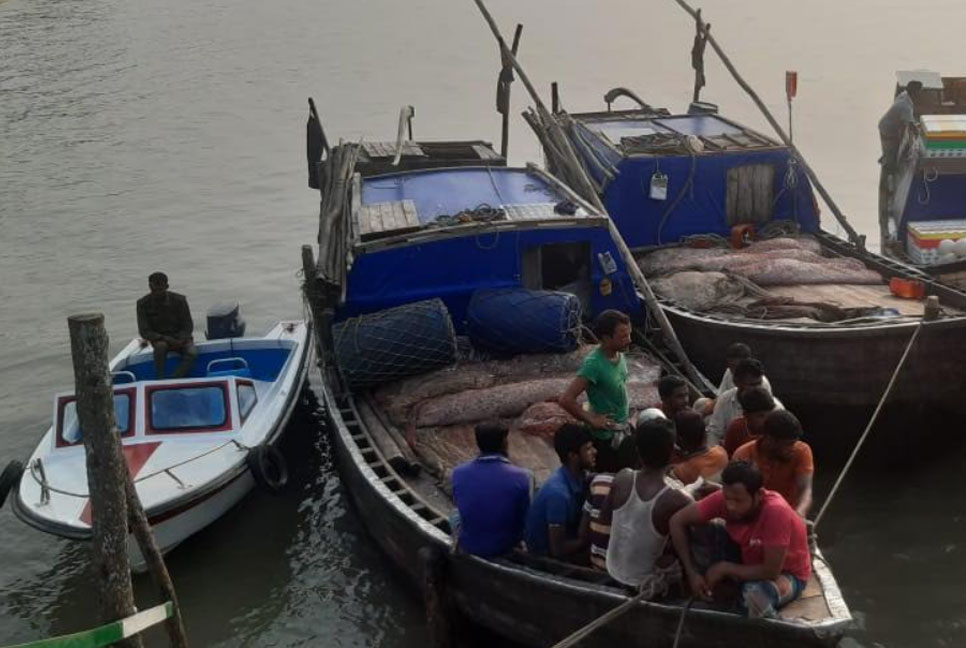 সুন্দরবনে পর্যটকসহ বনজীবী প্রবেশে নিষেধাজ্ঞা,  প্রথম দিনে ৪ ফিশিং ট্রলারসহ আটক ২৪