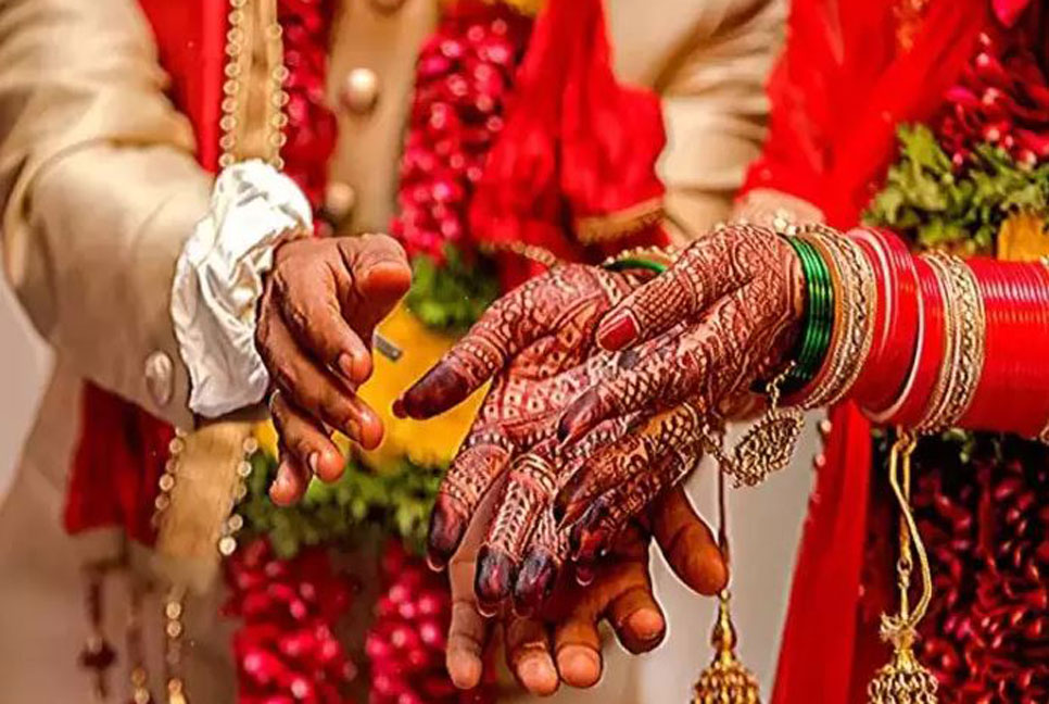 বিয়ের মঞ্চেই হঠাৎ বরের ফোনে এল কনের কিছু ছবি-ভিডিও, অতঃপর…
