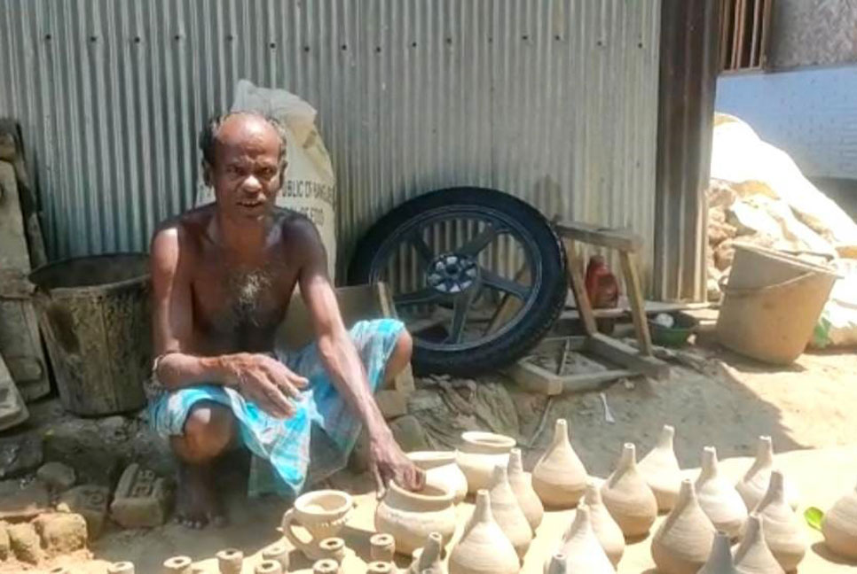 হারিয়ে যেতে বসেছে পাহাড়ের মৃৎ শিল্প 