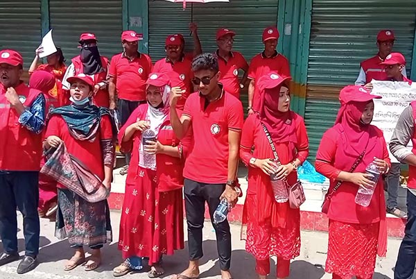 মেহেরপুরে রেড ক্রিসেন্ট সোসাইটির উদ্যোগে পানি ও লিফলেট বিতরণ