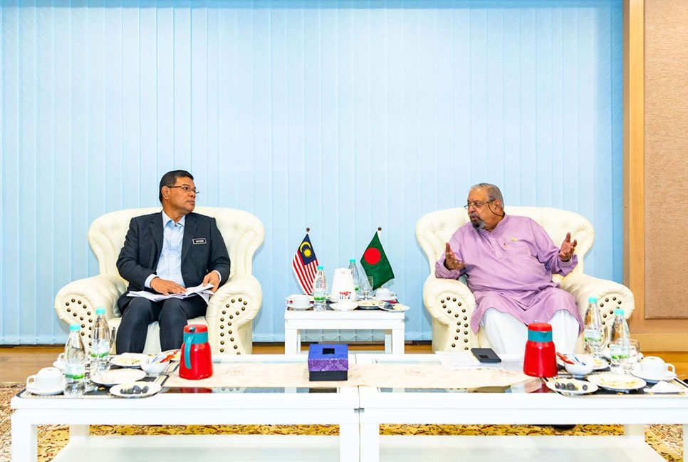 মালয়েশিয়ার স্বরাষ্ট্রমন্ত্রী ও মানব সম্পদ মন্ত্রীর সঙ্গে প্রবাসী কল্যাণ মন্ত্রীর বৈঠক