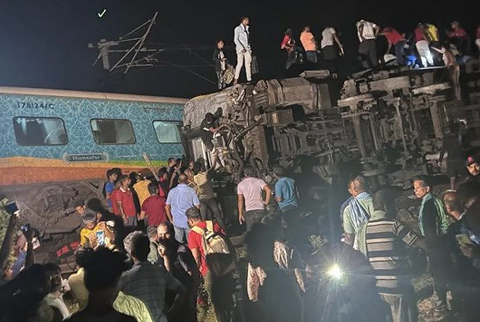 ভারতে ট্রেন দুর্ঘটনায় বহু প্রাণহানির শঙ্কা, আহত ৩০০