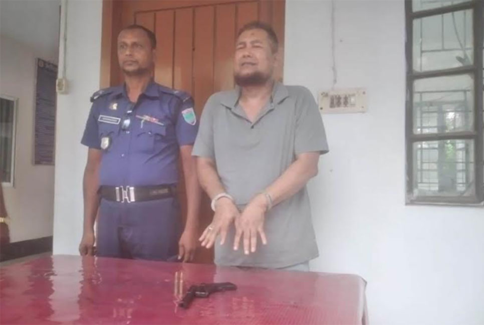 শ্যামনগরে অস্ত্রসহ জেলা বিএনপি নেতা গ্রেফতার