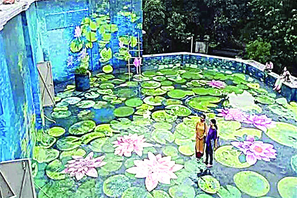 তুলির টানে বিশ্বভারতীর ছাদে আস্ত পুকুর