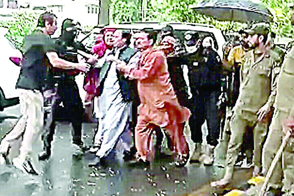 পিটিআই প্রেসিডেন্ট পারভেজ গ্রেফতার