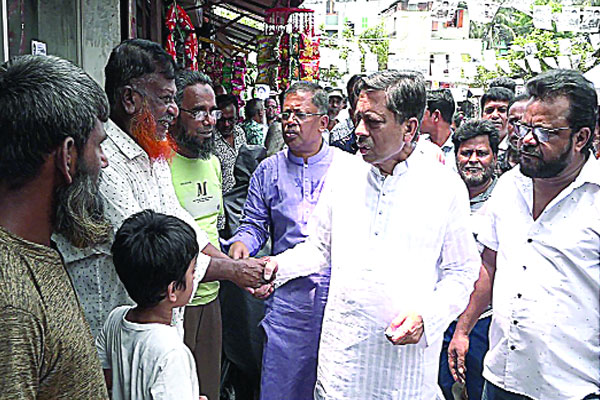 ভোটার আকৃষ্টে নানা প্রতিশ্রুতির ফুলঝুরি