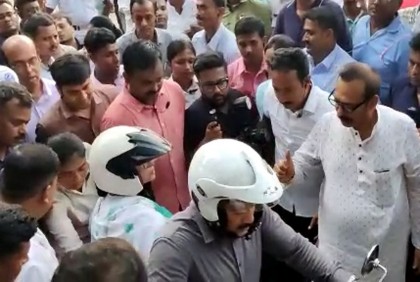 অসুস্থ গণমাধ্যমকর্মীকে দেখতে মোটরসাইকেলে হাসপাতালে গেলেন মমতা