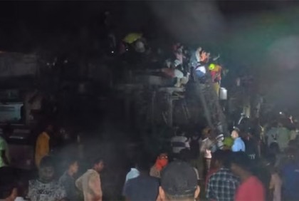 ভারতে দুই ট্রেনের সংঘর্ষ: নিহত বেড়ে ২০৭, আহত ৯ শতাধিক