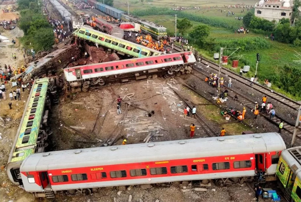 ভারতে ট্রেন দুর্ঘটনায় নিহত বেড়ে ২৩৮, হতাহত আরও বাড়ার আশঙ্কা