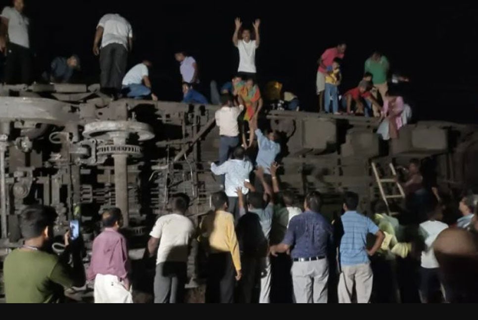 ভারতে ভয়াবহ ট্রেন দুর্ঘটনা: দুই বাংলাদেশি যাত্রীর সন্ধান