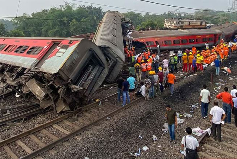 ভারতে ট্রেন দুর্ঘটনা: যে প্রযুক্তির বগি না থাকায় এত বেশি হতাহত