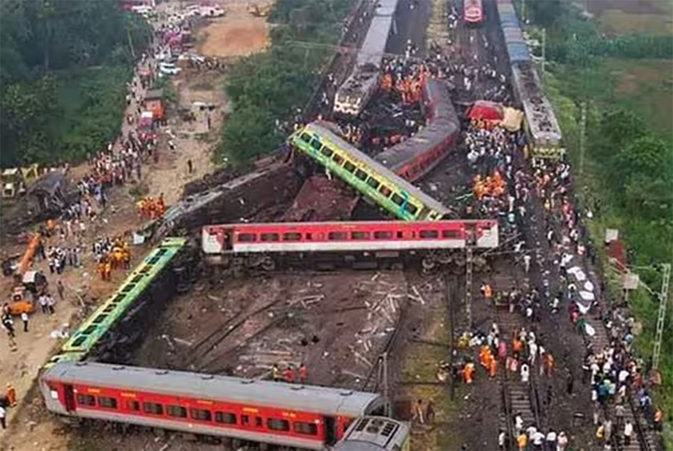 ১২৭ কিলোমিটার গতিতে ভুল লাইনে ঢুকে পড়ে ট্রেনটি