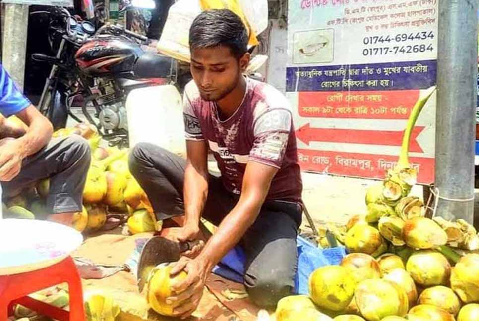 প্রচণ্ড গরমে চাহিদা বেড়েছে তালের শাঁসের
