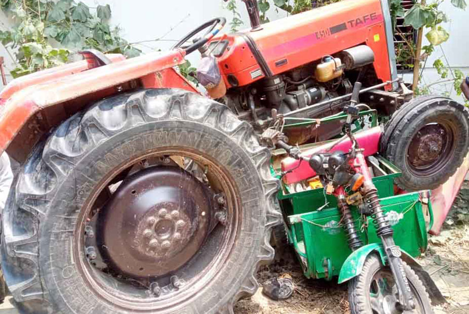 নাঙ্গলকোটে ট্রাক্টরের চাপায় রিকশার ২ আরোহী আহত