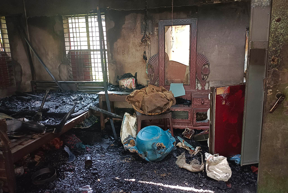 বাগাতিপাড়ায় আগুনে পুড়ে বসতঘর ছাই

