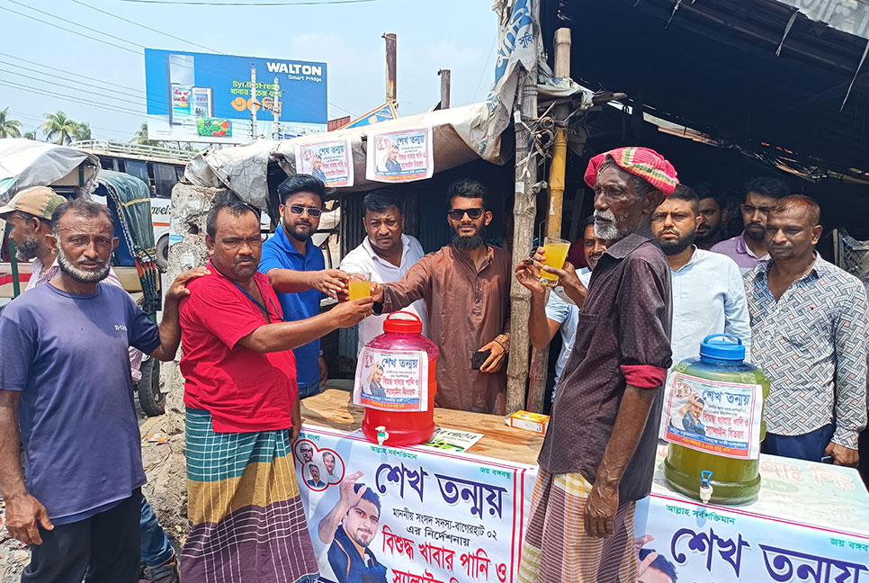 বাগেরহাটে পথচারীদের মাঝে পানি খাবার স্যালাইন বিতরণ 