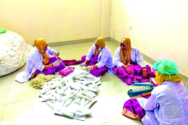 নারীদের হাতের ছোঁয়ায় স্যানিটারি ন্যাপকিন