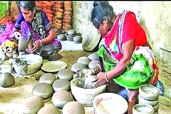 কোনোমতে টিকে আছে মৃৎশিল্প