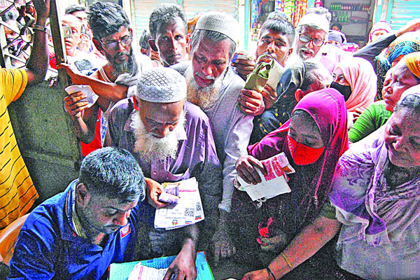 ফ্যামিলি কার্ড নিয়ে নিত্যপ্রয়োজনীয় পণ্য কিনতে সাধারণ মানুষের ভিড়