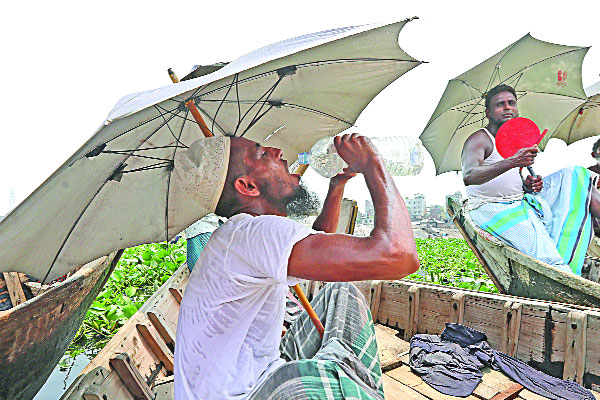 তীব্র গরমে নাজেহাল মানুষ
