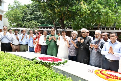 বঙ্গবন্ধুর সমাধিসৌধে জাতীয় বিশ্ববিদ্যালয়ের শ্রদ্ধা নিবেদন

