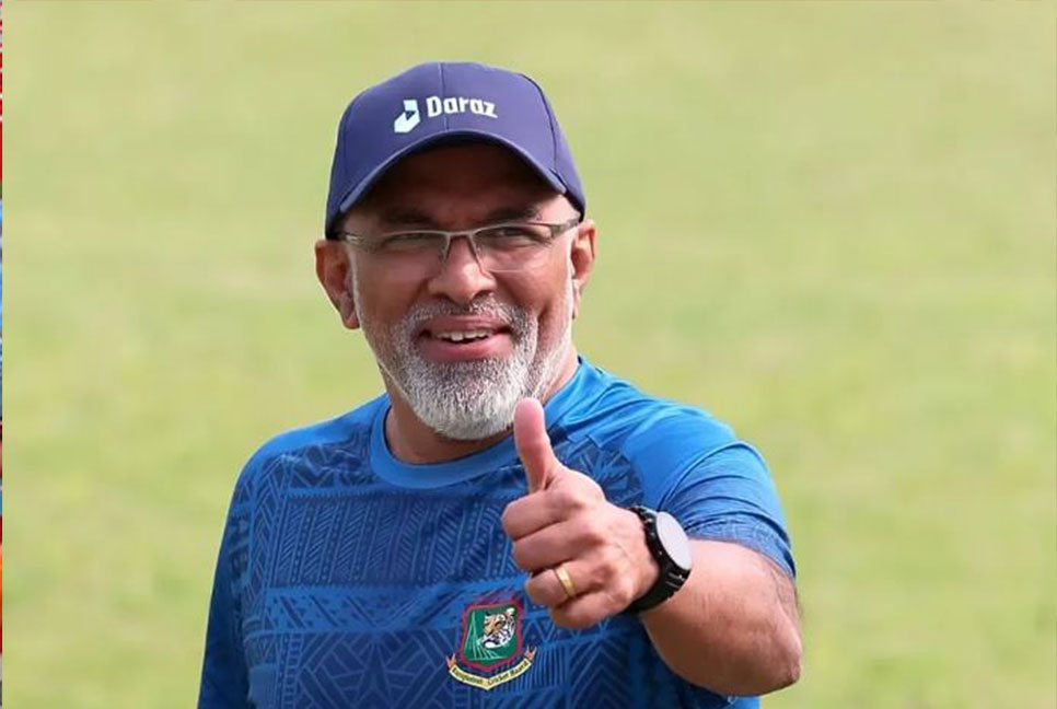 মনোবিদ নিয়ে ঢাকা পৌঁছেছেন হাথুরুসিংহে
