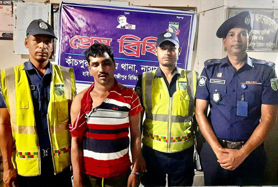 সোনারগাঁয়ে বাস থেকে ডাকাতিকালে ডাকাত আটক