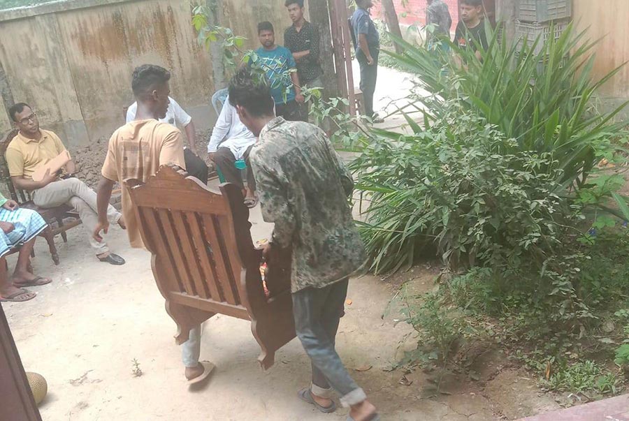 আদালতের নির্দেশে মাদক ব্যবসায়ীর বাড়ির মালামাল থানায় নিল পুলিশ
