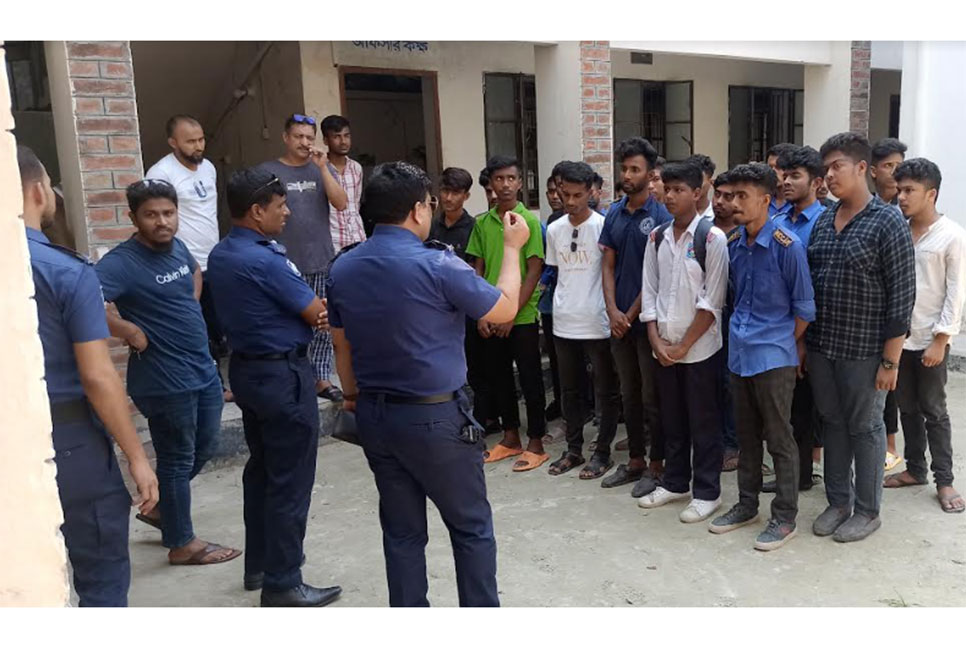 ক্লাস ফাঁকি দিয়ে আড্ডা, ২৪ শিক্ষার্থী আটক