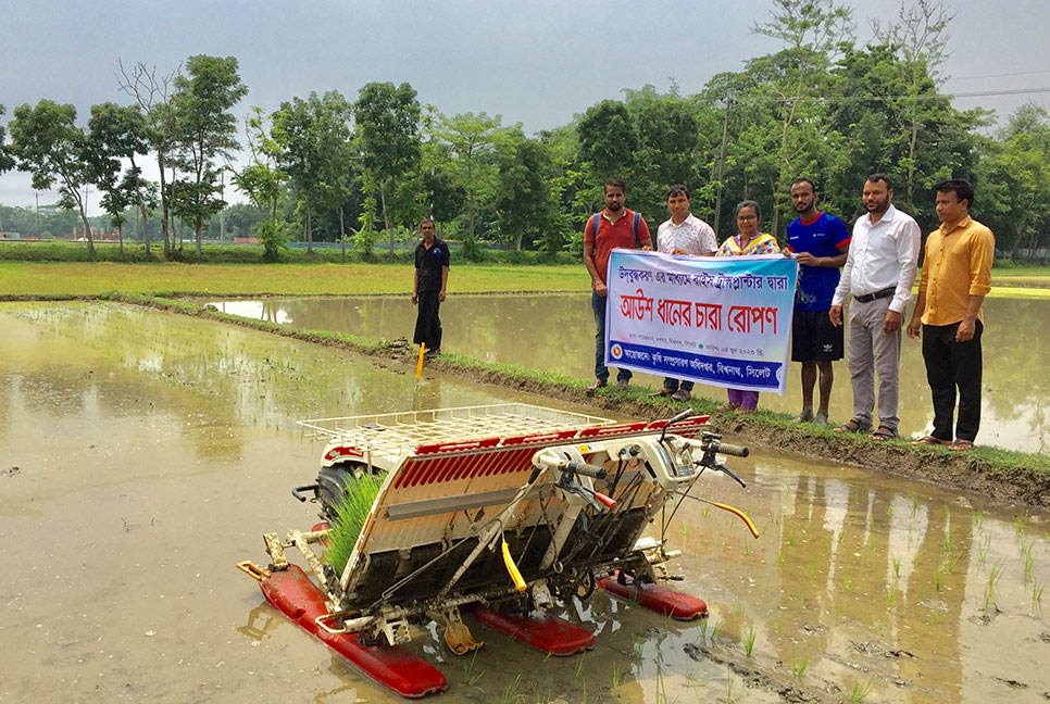 ‘রাইস ট্রান্সপ্লান্টারে’ আউশ ধানের চারা রোপণ