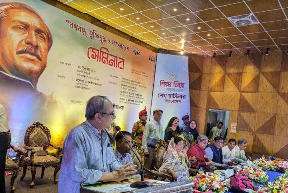 শিক্ষকরা এখন চাকরি করেন, শিক্ষকতা করেন না: মুনতাসীর মামুন 