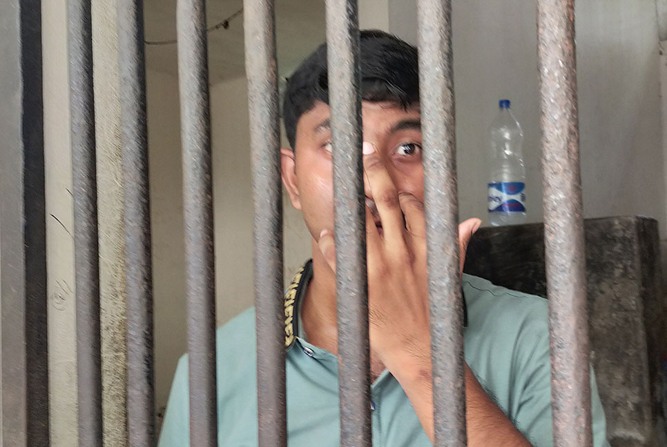 ঝিনাইদহে বিলাসবহুল গাড়িসহ এক অনলাইন জুয়াড়ি আটক 