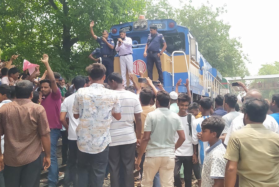 অল্পের জন্য রক্ষা!