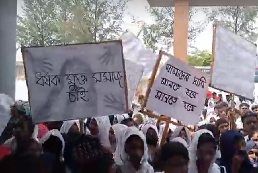 জাজিরায় স্কুলছাত্রীকে শ্লীলতাহানি, প্রতিবাদে থানা ঘেরাও!